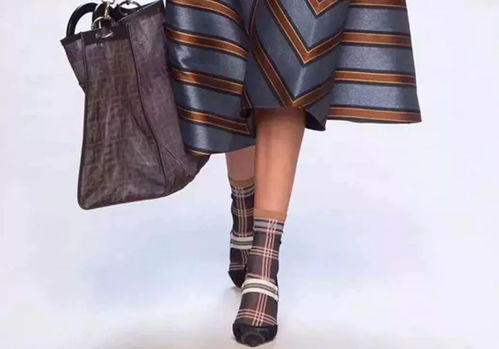 2018這些衣服過(guò)時(shí)了，誰(shuí)穿誰(shuí)丑